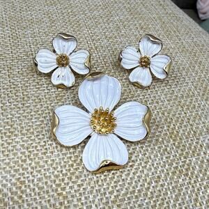 Vintage Crown Trifari Designer White Enamel Dogwood Brooch Clip On Earrings Set